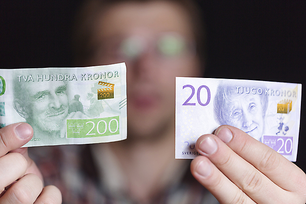 포토 JPG 해외이미지 손 남자 안경 백그라운드 셔츠 돈 손가락 왕관 새로움 스웨덴 사람없음 초록색 파란색 검은색 쪽지 2015년 시들음 계산서 스칸디나비아 해외202004 해외포토 잡화 컬러 컨셉 상의 북유럽 사람 신체부위 재산 연도 파일형식 이미지허브