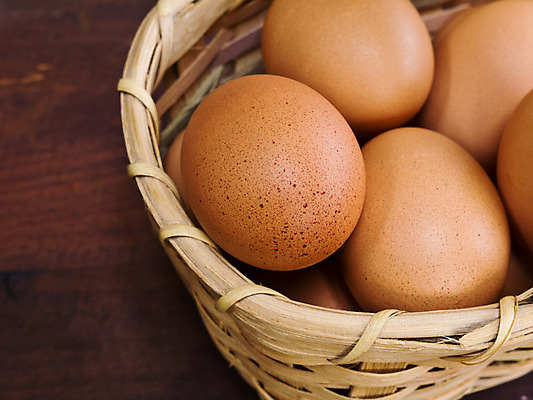 포토 JPG 해외이미지 음식 재료 육류 사람없음 농장 갈색 바구니 치킨 신선 유기농 지역 레시피 단백질 해외202004 해외포토 웰빙 컬러 농업 식재료 닭고기요리 영양소 파일형식 이미지허브