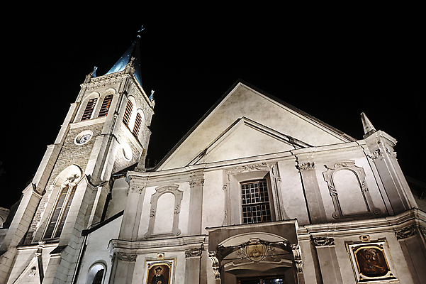 포토 JPG 해외이미지 유럽 종교 십자가 건축양식 조명 사람없음 건물 교회 문 탑 프랑스 바위 도시 중세 야간 종탑 정문 해외202004 해외포토 자연요소 건축물 건축 나라 종교건축 돌_바위 역사 파일형식 이미지허브