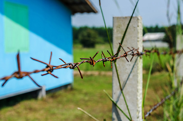 포토 JPG 해외이미지 선 백그라운드 패턴 주택 경비 사람없음 울타리 금속 금지 경계선 시골 수비 재산 닫기 보호 장애물 철 묘사 부식 보안 매듭 날카로움 철사 철조망 면도기 옛날 철강 한계 해외202004 해외포토 컨셉 무늬 모션 재질 안전 건물 금융 담장 위생용품 경계 파일형식 이미지허브