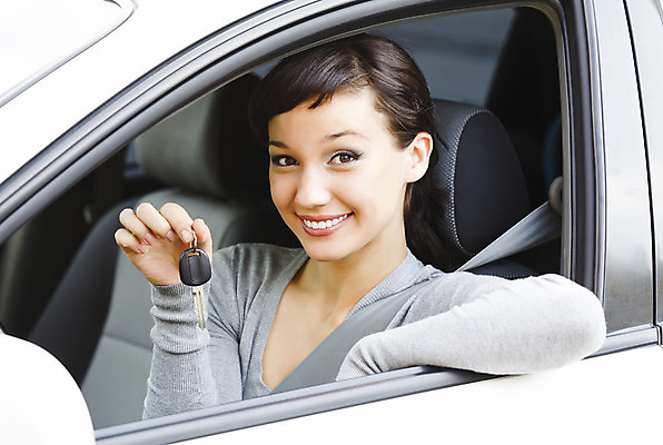 포토 JPG 해외이미지 백인 응시 여자 행복 도로 여행 교통시설 자동차 성공 열쇠 새로움 실내 한명 사람 앉기 동양인 성인 야외 운전 흰색 잡기 바퀴 운전사 보여주기 주인 대여 면허증 자동 해외202004 해외포토 서양인 직업 1 시선 감정 길 육상교통 컬러 교통 컨셉 모션 인종 내부 시설 면허 증명서 파일형식 이미지허브