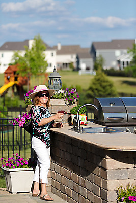 포토 JPG 해외이미지 주간 백인 라이프스타일 여자 꽃 행복 여유 음료 50대 유리 휴식 벽돌 매달리기 한명 사람 성인 야외 주방 맑음 봄 램프 알코올 잡기 바 냄비 정상 갑판 계산대 싱크대 상쾌 뒤뜰 마티니 콘크리트 해외202004 해외포토 자연요소 서양인 식물 1 계절 감정 중년 컨셉 배_교통 모션 재질 날씨 조명 생활 칵테일 솥 개수대 파일형식 이미지허브