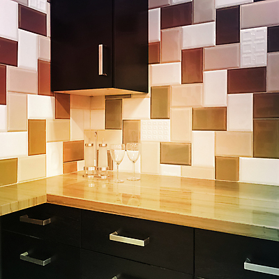 포토 JPG 해외이미지 벽 와인잔 가정 유리 따뜻함 사람없음 내부 목재 장식 빛 인테리어 갈색 주방 검은색 캐비닛 타일 조리대 스타일 해외202004 해외포토 나무 디자인 컬러 술잔 재료 재질 사물함 파일형식 이미지허브