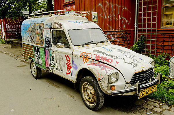 포토 JPG 해외이미지 디자인 행복 유럽 문화 여유 벽 백그라운드 자동차 벽지 거리 덴마크 사랑 미술 사람없음 컬러풀 섹시 유행 화목 페인트 자유 수확 도시 그래피티 60대 분무기 지역 그런지 무료 선로 스칸디나비아 인구 코펜하겐 환각 히피 해외202004 해외포토 노년 감정 나라 육상교통 컬러 컨셉 농업 문화예술 북유럽 낙서 그림 증상 파일형식 이미지허브