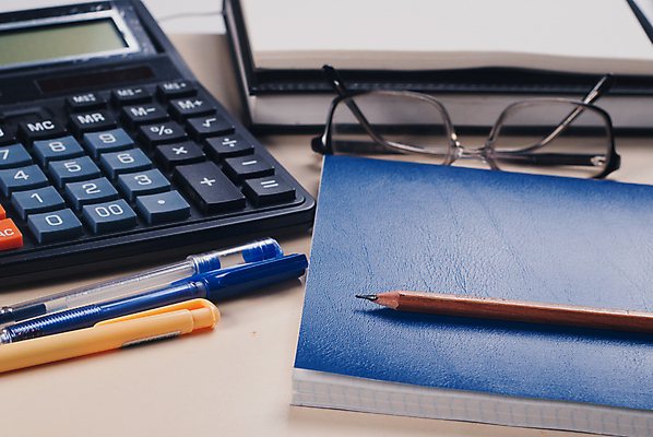 포토 JPG 해외이미지 라이프스타일 종이 안경 컨셉 비즈니스 학교 탁자 아이디어 직장 사람없음 컴퓨터 사무실 펜 다이어리 검은색 공책 계산기 작업 날짜 작가 책상 오브젝트 문서 바쁨 파산 조언 힙스터 사용자 해외202004 해외포토 직업 잡화 교육 패션 컬러 가구 회사 문구용품 생활 금융 전자제품 필기구 사무용품 장비 파일형식 이미지허브