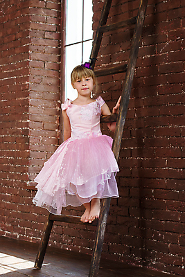 포토 JPG 해외이미지 백인 1 드레스 딸 행복 어린이 음식 분홍색 신체 사다리 가족 놀이 벽돌 한명 계단 도구 싱글 걸음마 해외202004 해외포토 서양인 옷 감정 컬러 관계 모션 사람 파일형식 이미지허브