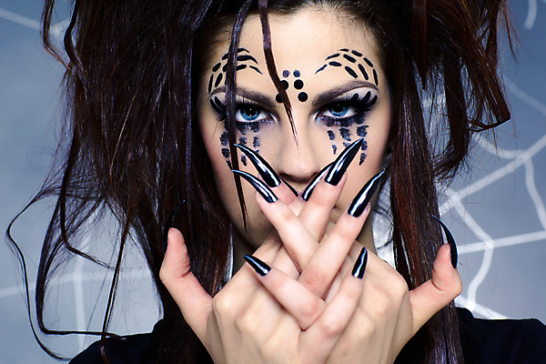 포토 JPG 해외이미지 백인 응시 여자 컨셉 실내 한명 상반신 성인 앞모습 네일아트 손톱 거미줄 파란배경 날카로움 거미 노려봄 페이스페인팅 성인여자한명만 해외202004 해외포토 서양인 1 손 시선 뷰포인트 곤충 백그라운드 표정 사람 내부 파란색 뷰티 여자한명만 성인여자만 파일형식 이미지허브