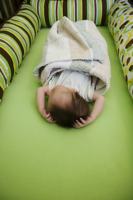 포토 JPG 해외이미지 딸 아들 어린이 휴식 새로움 실내 한명 사람 소년 놀이방 침대 표현 아기 잠 닫기 담요 묘사 해외202004 해외포토 1 남자 가구 컨셉 가족 모션 내부 파일형식 이미지허브