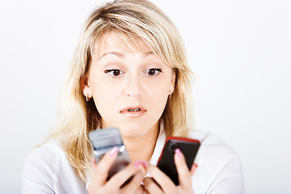 포토 JPG 해외이미지 백인 응시 여자 감정 얼굴 백그라운드 2 통신 모바일 한명 사람 성인 스마트폰 금발 장비 흰색 비즈니스우먼 메시지 선택 전화기 스마트 해외202004 해외포토 서양인 1 헤어스타일 시선 컬러 컨셉 비즈니스 신체부위 핸드폰 스마트기기 직장인 파일형식 이미지허브