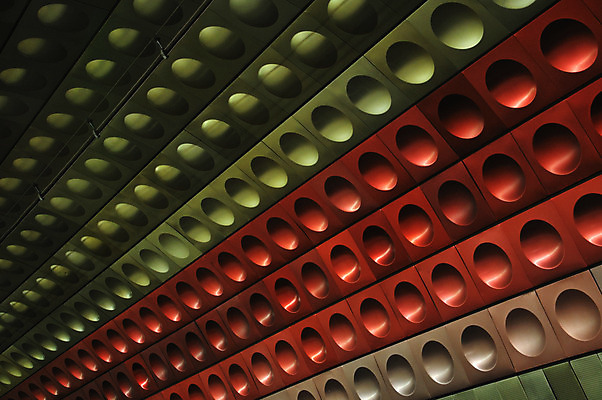 포토 JPG 해외이미지 모양 디자인 선 벽 백그라운드 패턴 건축양식 추상 새로움 실내 미술 사람없음 내부 빨간색 초록색 금속 줄무늬 도시 원형 터널 전철 역 은색 배열 질감 레이아웃 정사각형 체코 튜브 프라하 지하 조절 인공 해외202004 해외포토 도형 건축 유럽 길 육상교통 컬러 컨셉 무늬 교통시설 재질 문화예술 대중교통 파일형식 이미지허브