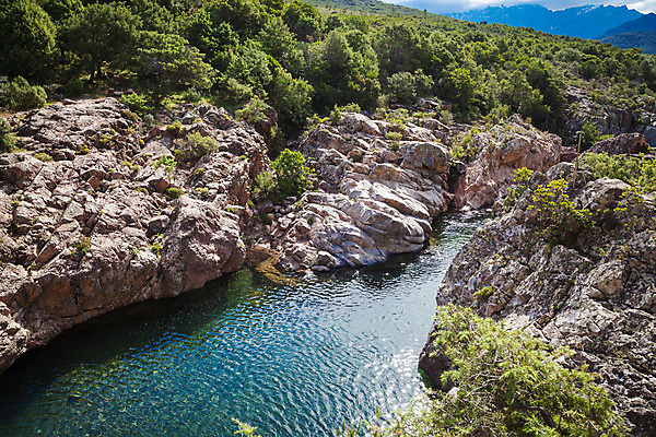 포토 JPG 해외이미지 유럽 섬 여행 자국 자연 하늘 산 풍경 사람없음 야외 초록색 파란색 걷기 계곡 프랑스 오솔길 지중해 언덕 내추럴 프랑스어 코르시카 해외202004 해외포토 문자 나라 길 바다 컬러 모션 생태계 파일형식 이미지허브