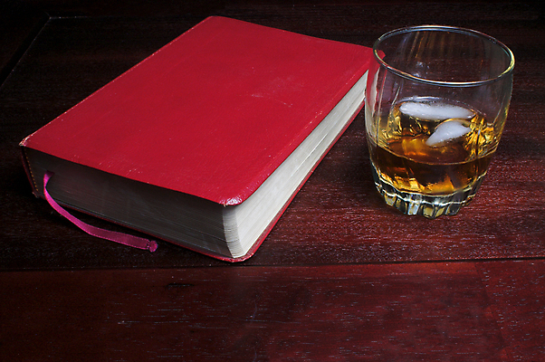 포토 JPG 해외이미지 기독교 종교 새로움 주류 사람없음 책 성경 알코올 칵테일 영혼 통로 증거 신성 버번 신앙심 위스키 해외202004 해외포토 음료 컨셉 종교용품 파일형식 이미지허브