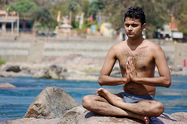 포토 JPG 해외이미지 남자 행복 문화 얼굴 파도 바다 요가 놀이 휴가 휴식 한명 사람 인종 성인 물 여름 파란색 강 반사 노란색 쌓기 수영 침묵 기쁨 바위 표현 투명 피부 깊이 해외202004 해외포토 자연요소 1 웰빙 계절 감정 컬러 컨셉 모션 신체부위 소리 돌_바위 수상스포츠 파일형식 이미지허브
