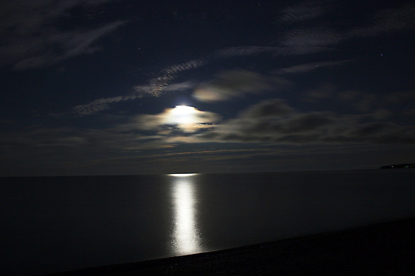 포토 JPG 해외이미지 구름 호수 여행 하늘 휴가 휴식 풍경 사람없음 물 파란색 반사 마을 미국 일몰 달 흰색 파편 야간 저녁 북쪽 우수 수평선 해외202004 해외포토 자연요소 컬러 컨셉 북아메리카 노을 방향 절기 파일형식 이미지허브
