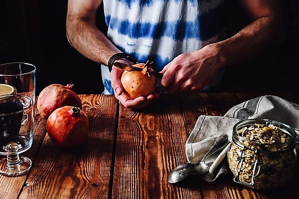 포토 JPG 해외이미지 손 유리병 디저트 잔 실내 요리 들기 신체부위 숟가락 나이프 자르기 시리얼 재료손질 석류 과일파르페 나무탁자 해외202004 해외포토 식기 음식 과일 모션 탁자 병_용기 수저 사람 내부 칼 파르페 손질 파일형식 이미지허브