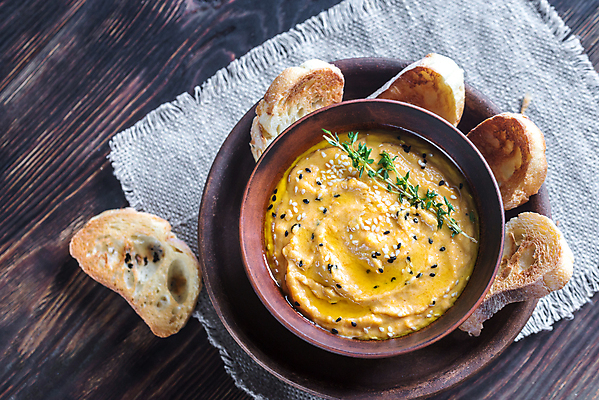 포토 JPG 해외이미지 그릇 실내 사람없음 하이앵글 바게트 중동음식 나무배경 해외202004 훔무스 해외포토 식기 음식 빵 뷰포인트 백그라운드 내부 파일형식 이미지허브