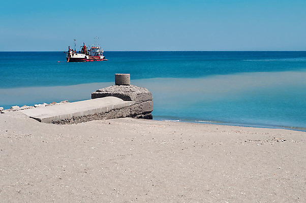 포토 JPG 해외이미지 유럽 모래 바다 여행 하늘색 백그라운드 자연 하늘 휴가 풍경 사람없음 야외 가로 여름 파란색 빛 햇빛 항구 맑음 만 보트 강렬 구성 수평선 해외202004 해외포토 계절 나라 컬러 배_교통 교통시설 날씨 태양 생태계 파일형식 이미지허브