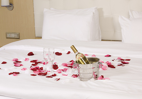 포토 JPG 해외이미지 기념일 꽃 행복 가구 크리스마스 유리 호텔 휴가 휴식 새로움 기념 발렌타인데이 선물 사랑 사람없음 내부 빨간색 장미 와인 놀람 거품 침실 방 흰색 침대 축하 고급 우아함 샴페인 휴양지 건배 토스트 특별함 벨벳 해외202004 해외포토 식물 감정 빵 컬러 생활용품 컨셉 데이이벤트 재질 숙소 주류 표정 이벤트 장소 실크 파일형식 이미지허브