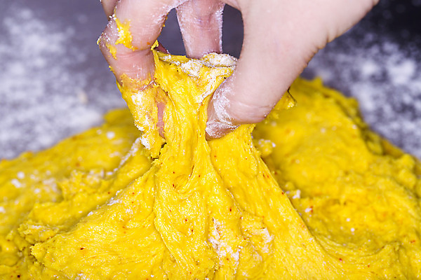 포토 JPG 해외이미지 손 여자 음식 크리스마스 손가락 요리 사람없음 노란색 흰색 닫기 12월 굽기 반죽 밀가루 해외202004 해외포토 기념일 컬러 모션 사람 신체부위 날짜 가루 구이 파일형식 이미지허브