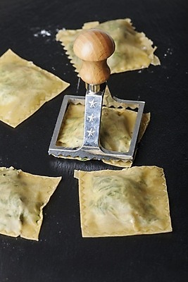 포토 JPG 해외이미지 전통 음식 백그라운드 재료 탁자 치즈 파스타 건강 손잡이 요리 사람없음 목재 노란색 주방 검은색 식사 이탈리아 흰색 신선 가득함 국수 날것 반죽 만들기 밀가루 시금치 우표 폭식 라비올리 생식 석판 핸드메이드 해외202004 해외포토 나무 유럽 컬러 가구 채소 모션 유제품 서양음식 면류 가루 파일형식 이미지허브