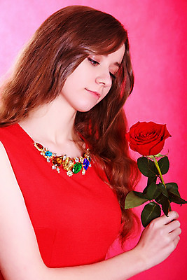 포토 JPG 해외이미지 백인 모델 응시 여자 꽃 유럽 분홍색 휴가 발렌타인데이 선물 사랑 한명 빨간색 빛 장미 갈색 유행 놀람 흰색 축하 잡기 날짜 성자 만족 부드러움 스타일 해외202004 해외포토 서양인 식물 1 시선 감정 나라 종교 컬러 컨셉 모션 데이이벤트 표정 사람 감각 파일형식 이미지허브