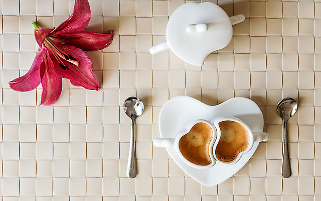 포토 JPG 해외이미지 꽃 커피 음료 분홍색 꽃다발 백그라운드 탁자 아침 발렌타인데이 사랑 사람없음 컵 빨간색 빛 숟가락 침묵 이탈리아 카페 머그컵 수확 흰색 하트 뜨거움 플랫 아침식사 심볼 복고 위치 에스프레소 해외202004 해외포토 주간 모양 식물 식기 감정 유럽 컬러 가구 농업 데이이벤트 수저 상점 식사 소리 파일형식 이미지허브