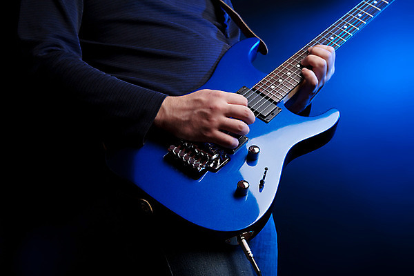 포토 JPG 해외이미지 손 남자 줄 음악 노래 놀이 사람 사람없음 파란색 금속 소리 콘서트 공연 연주자 음악가 장비 무대 기구 기타 악단 전자 기타리스트 재즈 뮤지컬 베이스 인기 플레이어 생존 스타일 해외202004 해외포토 직업 컬러 재질 현악기 문화예술 이벤트 신체부위 파일형식 이미지허브