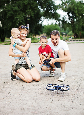 포토 JPG 해외이미지 응시 행복 아들 어린이 2 가족 놀이 엄마 사람 소년 여러명 야외 장난감 기쁨 아기 관찰 4 아빠 헬리콥터 작음 통제 무선전화기 로봇 라디오 멀리 드론 미니 제어 획기적 해외202004 해외포토 시선 남자 감정 다수 관계 모션 비행기 전자제품 숫자 크기 전화기 파일형식 이미지허브