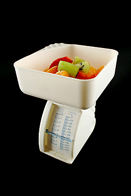 포토 JPG 해외이미지 음식 과일 딸기 주방용품 저울 요리 사람없음 기구 바 무게 몸무게 측정 파운드 계량 해외202004 해외포토 생활용품 돈 파일형식 이미지허브