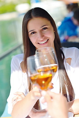 포토 JPG 해외이미지 손 여자 바다 데이트 휴식 한명 들기 앉기 상반신 성인 야외 앞모습 신체부위 식당 와인 건배 성인여자한명만 해외202004 해외포토 1 뷰포인트 컨셉 모션 주류 사람 상점 여자한명만 성인여자만 파일형식 이미지허브