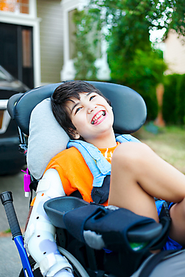 포토 JPG 해외이미지 백인 어린이 태국 한명 웃음 앉기 동양인 소년 야외 흰색 장애인 휠체어 장애 혼혈 해외202004 해외포토 서양인 1 남자 아시아 컬러 모션 표정 사람 인종 다문화 파일형식 이미지허브