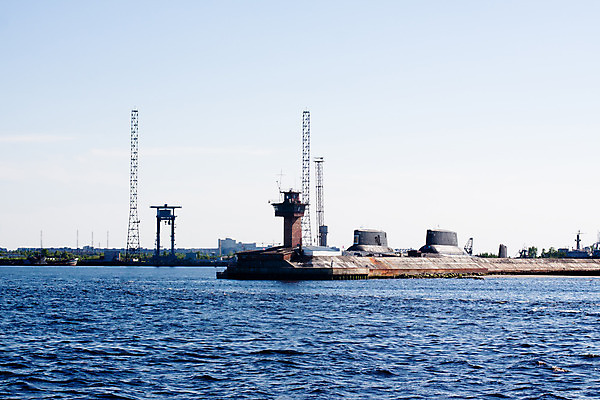 포토 JPG 해외이미지 산업 파도 바다 하늘 사람없음 야외 가로 물 파란색 햇빛 항구 맑음 흰색 수리 잠수함 철 군용 러시아 북쪽 옛날 해외202004 해외포토 자연요소 유럽 컬러 교통시설 날씨 군대 태양 방향 파일형식 이미지허브