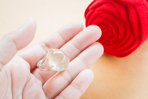 포토 JPG 해외이미지 모양 디자인 장신구 발렌타인데이 선물 사랑 미술 사람없음 빨간색 상자 반사 유행 세일 금속 수확 축하 반지 화려 재산 우아함 은색 크리스탈 보석 만족 가치 보물 백금 제안 진짜 벨벳 해외202004 해외포토 감정 컬러 컨셉 농업 데이이벤트 재질 문화예술 금융 광석 실크 파일형식 이미지허브