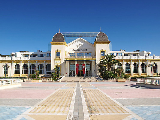 포토 JPG 해외이미지 창문 하늘 사람없음 건물 파란색 노란색 문 발코니 게임 흰색 카지노 프랑스어 옛날 프로방스 해외202004 해외포토 문자 건축물 컬러 놀이 도박 파일형식 이미지허브