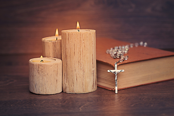 포토 JPG 해외이미지 교육 기독교 종교 백그라운드 컨셉 십자가 목걸이 학교 탁자 사랑 사람없음 목재 책 갈색 교회 믿음 성경 천주교 수확 기도 시골 예수 영혼 은색 집중 심볼 오브젝트 사인 복고 신성 묵주 숭배 신앙심 옛날 장학금 해외202004 해외포토 나무 감정 컬러 가구 농업 재료 장신구 종교용품 종교건축 건물 신_종교 파일형식 지원금 이미지허브