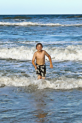 포토 JPG 해외이미지 백인 수영복 행복 얼굴 어린이 모래 파도 바다 포즈 신체 청소년 자연 휴가 따뜻함 한명 정장 소년 10대 물 파란색 모래사장 달리기 태양 갈색 맑음 수영 미국 힘 거품 기쁨 젖음 에너지 표현 신선 떨어짐 선탠 피부 긍정 분무기 대서양 빨간머리 궤 소금물 옛날 해외202004 해외포토 자연요소 서양인 1 헤어스타일 옷 남자 감정 컬러 컨셉 북아메리카 모션 날씨 사람 신체부위 수상스포츠 생태계 파일형식 이미지허브