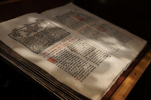 포토 JPG 해외이미지 전통 알파벳 교육 종이 문화 일러스트 텍스트 학교 잉크 사람없음 책 단어 스터디 교회 성경 수확 골동품 기도 기록 가르침 화려 재산 편지 심볼 읽기 그림 러시아 문학 증거 페이지 신성 루마니아 러시아인 복음 비잔틴 옛날 원고 해외202004 해외포토 서양인 문자 영어 유럽 컨셉 농업 종교용품 모션 금융 학습 제국 파일형식 이미지허브