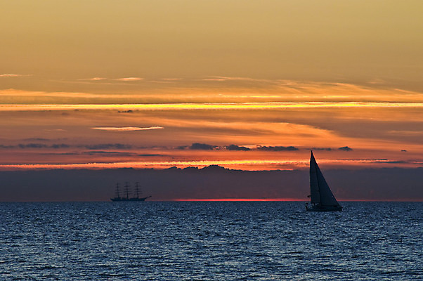 포토 JPG 해외이미지 구름 실루엣 호수 파도 바다 여행 요트 오렌지 자연 하늘 휴가 휴식 항해 사람 풍경 사람없음 빨간색 물 여름 파란색 빛 컬러풀 햇빛 태양 반사 노란색 여행객 평화 일출 일몰 꿈 보트 분위기 저녁 상승 선원 광 수평선 해외202004 해외포토 자연요소 계절 컬러 컨셉 배_교통 과일 촬영기법 노을 야간 생태계 파일형식 이미지허브