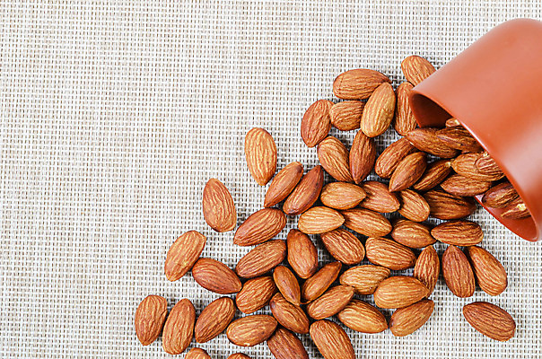 포토 JPG 해외이미지 그릇 실내 사람없음 견과류 흰배경 아몬드 해외202004 해외포토 식기 백그라운드 내부 흰색 파일형식 이미지허브