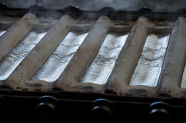 포토 JPG 해외이미지 산업 비즈니스 공장 사람없음 옆모습 쌓기 금속 장비 바 원형 거친 제조 은색 냄비 주식 다발 보따리 부식 상업 금괴 덩어리 놋쇠 알루미늄 용접 용접공 콘크리트 해외202004 해외포토 도형 직업 뷰포인트 컬러 공업 모션 재질 금융 황금 솥 파일형식 이미지허브