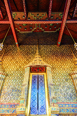 포토 JPG 해외이미지 주간 구름 종교 불교 창문 태국 하늘 휴가 미술 사람없음 파란색 빛 컬러풀 햇빛 태양 맑음 활발 궁전 흰색 사찰 황금 그늘 만족 수도원 강렬 해외202004 해외포토 자연요소 감정 아시아 컬러 컨셉 고건축 종교건축 날씨 문화예술 파일형식 이미지허브