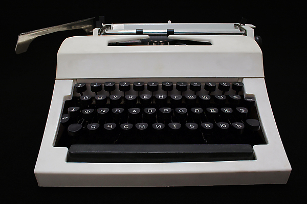 포토 JPG 해외이미지 직업 알파벳 텍스트 열쇠 흑백 창조 사람없음 사무실 기계 기구 공구 키보드 인쇄 편지 문서 복고 타자기 타입 구식 대본 러시아인 목록 해외202004 해외포토 서양인 영어 비즈니스 촬영기법 골동품 도구 파일형식 이미지허브