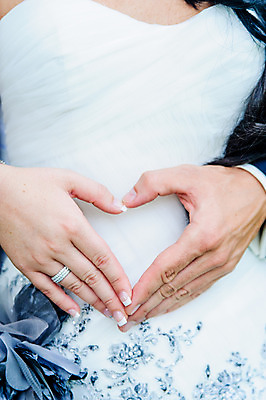 포토 JPG 해외이미지 모양 백인 커플 드레스 여자 결혼 2 신체 손가락 포옹 결혼식 남편 함께함 관리 사랑 사람 사람없음 세로 흰색 하트 아내 가운 묘사 해외202004 해외포토 서양인 손 옷 감정 컬러 컨셉 관계 안기 이벤트 파일형식 이미지허브