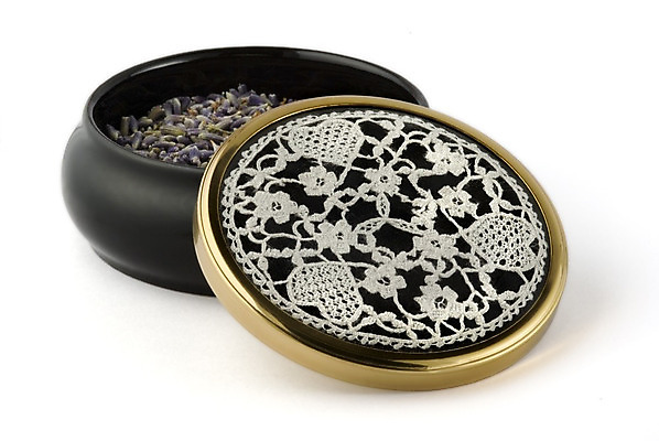 포토 JPG 해외이미지 꽃 건조 사람없음 파란색 검은색 뚜껑 흰색 도자기 사발 황금 바느질 허브 땀 라벤더 고립 핸드메이드 해외202004 해외포토 식물 컬러 사기그릇 파일형식 이미지허브