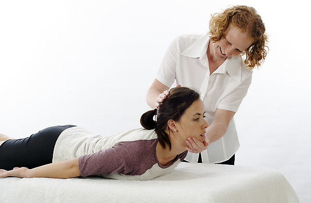 포토 JPG 해외이미지 백인 웰빙 여자 얼굴 근육 휴식 건강 사람 두명 치료 머리 스파 고통 시험 환자 의사 흰색 피부 테라피 물리치료 물리치료사 재활 해외202004 해외포토 서양인 교육 감정 컬러 컨셉 의학 신체부위 뷰티 의료진 치료사 파일형식 이미지허브