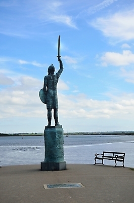 포토 JPG 해외이미지 실루엣 조각 벤치 의자 하늘 사람없음 물 파란색 강 세계 조각상 산책 산책로 만 역사 칼 경계 폐허 싸움 기념물 전사 천연기념물 옛날 해외202004 해외포토 자연요소 길 컬러 가구 모션 휴식 촬영기법 조형물 파일형식 이미지허브