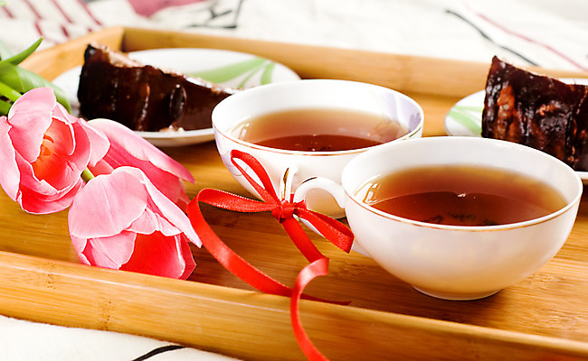 포토 JPG 해외이미지 꽃 리본 커피 음식 분홍색 백그라운드 베개 유리 쟁반 사랑 사람없음 빨간색 케이크 초콜릿 숟가락 침실 방 튤립 흰색 침대 사발 아침식사 리빙 해외202004 해외포토 식물 감정 음료 컬러 가구 침구 재질 디저트 수저 식사 사기그릇 파일형식 이미지허브