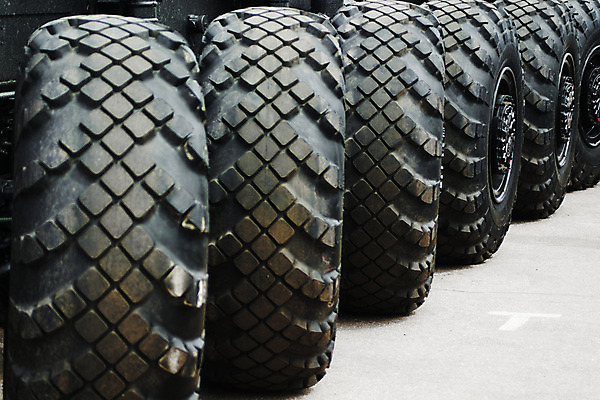 포토 JPG 해외이미지 백그라운드 자동차 추상 사람없음 성장 바퀴 원형 타이어 롤 트랙터 트레일러 고무 보호자 제비 대각선 해외202004 해외포토 도형 선 육상교통 무늬 조류 농기계 특수차량 파일형식 이미지허브