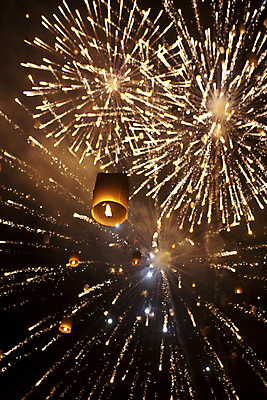 포토 JPG 해외이미지 전통 손 공원 행복 아시아 별 종교 종이 문화 여행 크리스마스 오렌지 가족 태국 하늘 불 사람 동양인 사람없음 야외 빛 파티 여행객 믿음 축제 희망 등불 램프 축하 행운 야간 심볼 사인 풍선 해외202004 해외포토 자연요소 공공시설 기념일 감정 나라 컨셉 과일 관계 조명 인종 이벤트 신체부위 파일형식 이미지허브