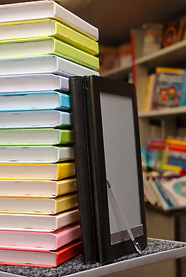 포토 JPG 해외이미지 교육 텍스트 사람없음 책 컬러풀 독서 펜 쌓기 디지털 장비 정보 전자책 중앙 도서관 무선전화기 교과서 문학 페이지 흙더미 줄서기 해외202004 해외포토 컬러 모션 교재 필기구 흙 전화기 파일형식 더미 이미지허브